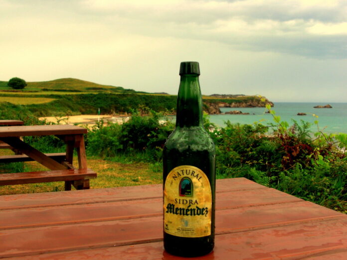 botella de sidra con vistas al mar
